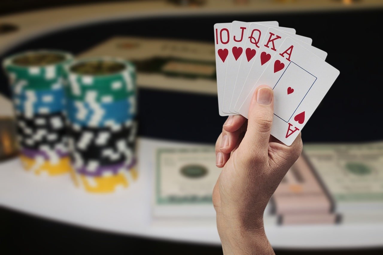 777VIP App တွင် Live Casino နှင့် Slots ဂိမ်းများ ကစားနေသော Myanmar ကစားသမား